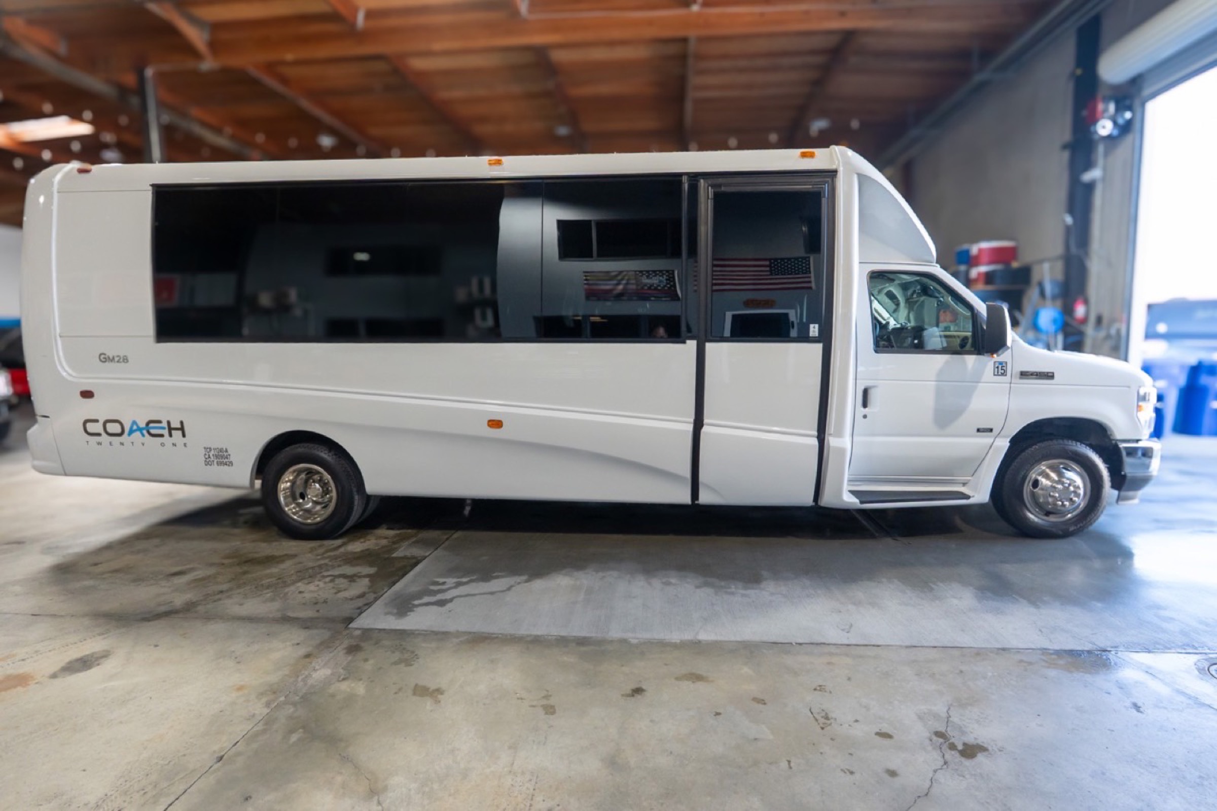 Coach 21 executive charter bus